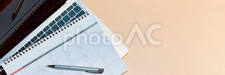 パソコンとカレンダー　スケジュール管理 ビジネス,スケジュール,シフト調整の写真素材