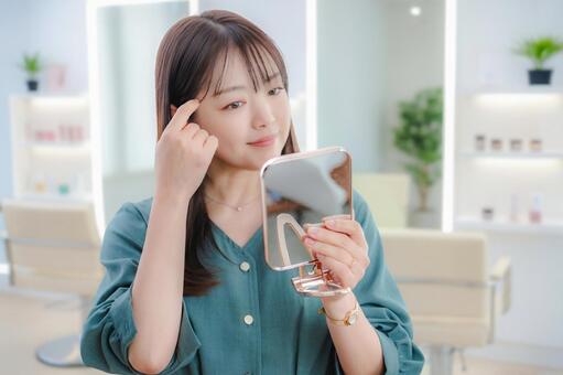 肌を気にする女性 女性,美容,美肌の写真素材