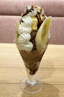 チョコバナナパフェ チョコバナナパフェ,パフェ,チョコレートの写真素材