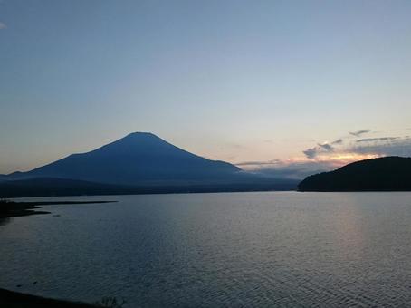 河口湖越しの夕暮れの富士 河口湖越しの夕暮れの富士の写真