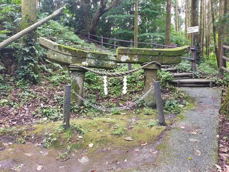 牛根麓稲荷神社の埋没鳥居の写真