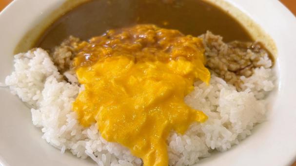 カレーライス(スクランブルエッグ付き) カレーライス(スクランブルエッグ付き)の写真
