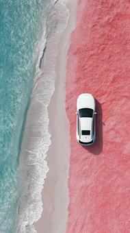 休暇の象徴：美しいビーチと一台の車の写真