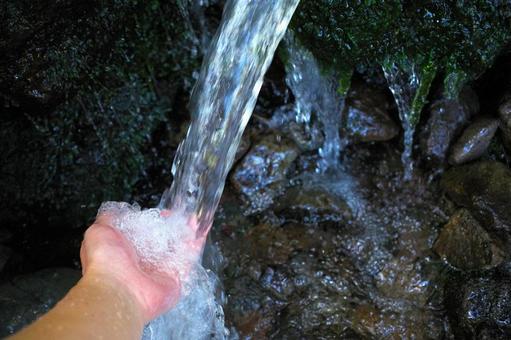 Image material for scooping spring water, spring water, natural water / spring water by hand Image material for scooping spring water, spring water, natural water / spring water by hand