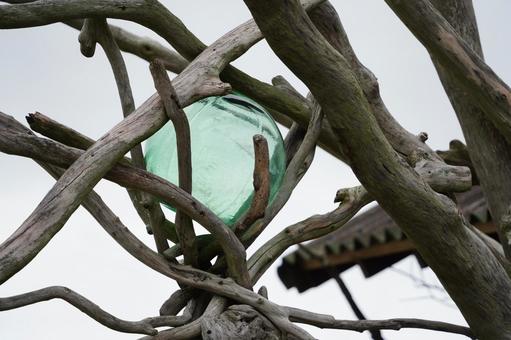 福岡 糸島 浮き球と流木のオブジェ2 糸島パームビーチ,パームビーチ,オブジェの写真素材