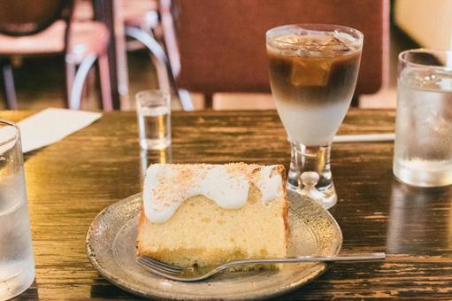 喫茶店のシフォンケーキとラテ 喫茶店のシフォンケーキとラテ 喫茶店,ケーキセット,シフォンケーキの写真素材
