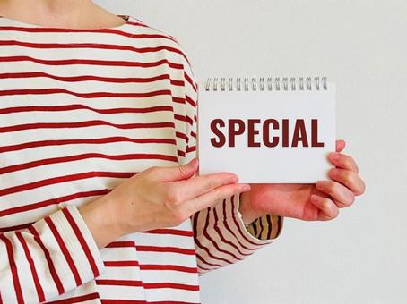 スペシャルと書かれたノートを掲げる女性 スペシャル,女性,特別の写真素材