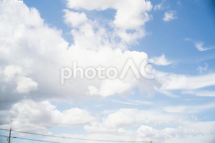 オールドレンズで撮影した夏の青空 青空,空,晴天の写真素材