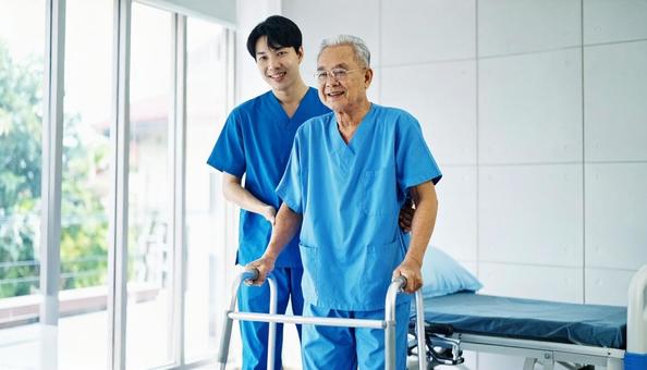 リハビリする患者と理学療法士 リハビリする患者と理学療法士の写真