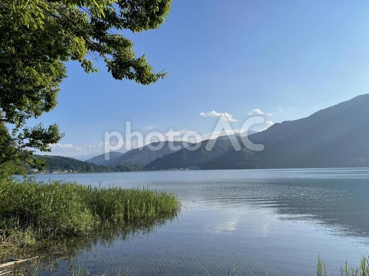 静かな青木湖と山並み 青木湖,長野県,大町市の写真素材