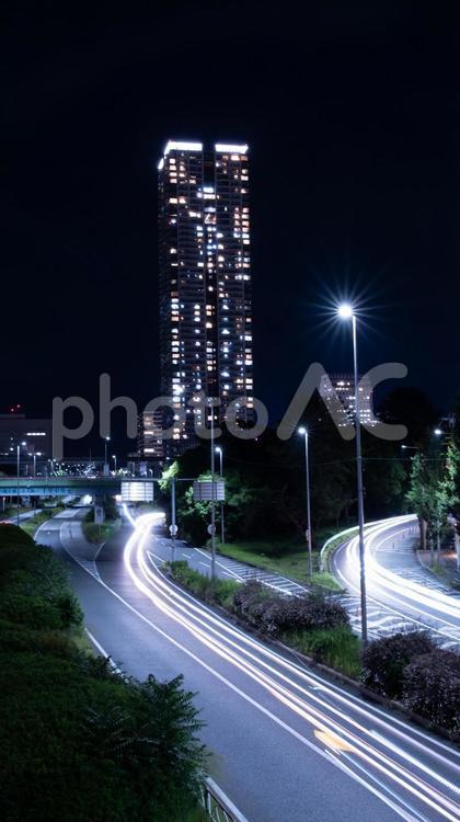 光の川が流れる都市の夜 高層ビル,道路,軌跡の写真素材