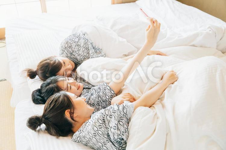 女子旅・写真を撮る女性たち 女子旅,スマホ,宿泊の写真素材