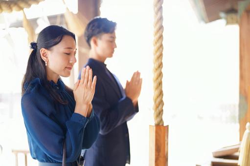 七五三のお参りで真剣に祈る家族 七五三のお参りで真剣に祈る家族 七五三,お参り,七五三参りの写真素材