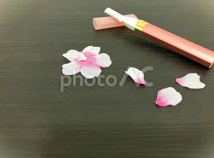 花と一緒に並んだ電動シェーバー 女性用シェーバー,電動シェーバー,ムダ毛ケアの写真素材