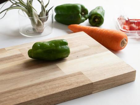 カットボードの上のピーマン カットボード,キッチン,ミニトマトの写真素材