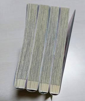 マンガ4冊を並べた上の部分 マンガ4冊を並べた上の部分の写真