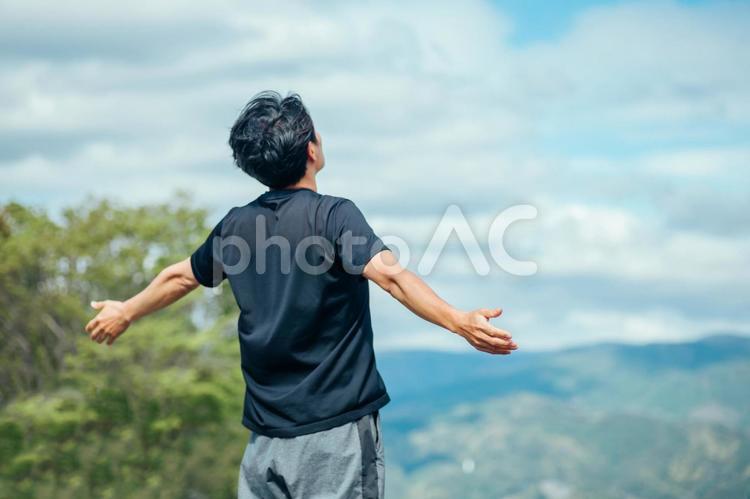 深呼吸する男性（後ろ姿） 深呼吸,呼吸,運動の写真素材