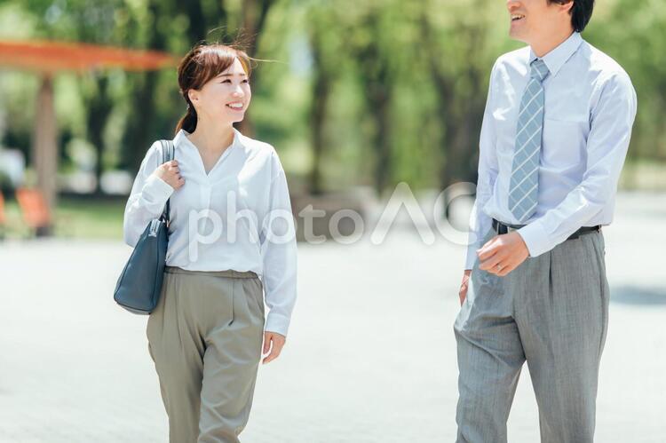 コミュニケーションをとる会社員 ビジネスマン,話す,夫婦の写真素材