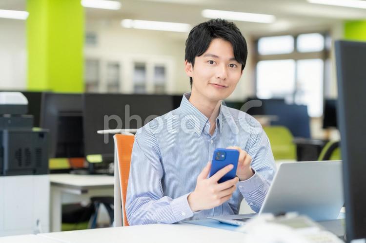 オフィスで働く男性エンジニア ビジネス,エンジニア,新入社員の写真素材