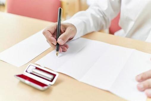 寫遺書和信件的老人的手 寫遺書和信件的老人的手