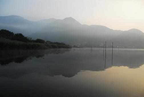 朝もやの湖 朝もやの湖の写真