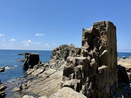 夏の昼間の東尋坊 柱状節理,磯辺,水面の写真素材