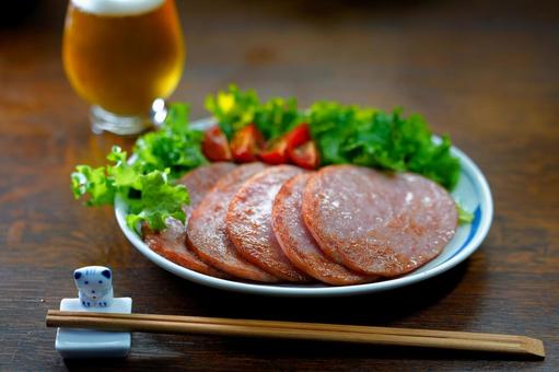 ビールとロースハム ビールとロースハム ロースハム,食事,食卓の写真素材