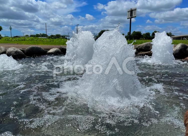 公園の噴水 噴水,公園,空の写真素材