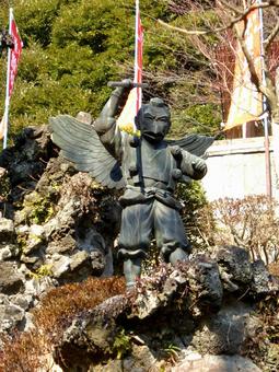 半蔵坊の岩場に立つ烏天狗の銅像その7 半蔵坊の岩場に立つ烏天狗の銅像その7 烏天狗,青銅,銅像の写真素材