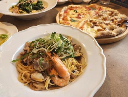 パスタとピザ パスタとピザの写真