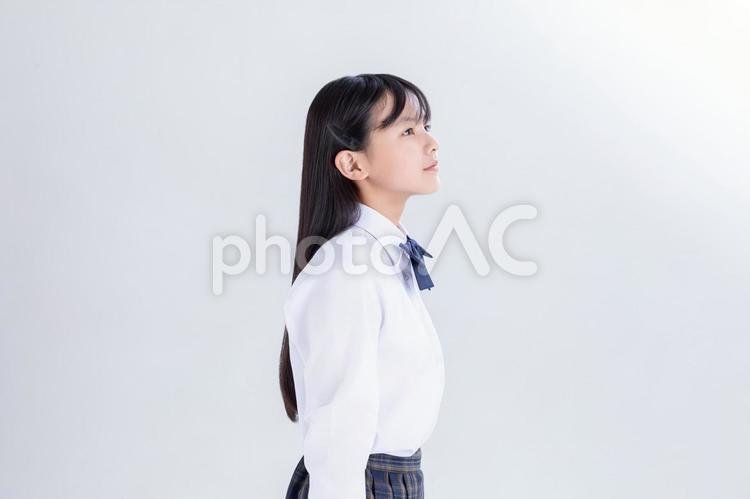 制服を着た学生の横顔 制服,しょう学生,白背景の写真素材