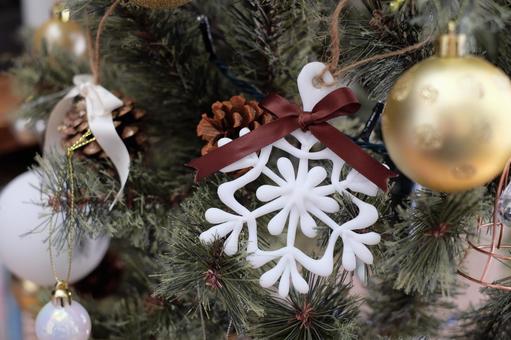 手作りの雪の結晶オーナメントとツリー 雪の結晶,白,飾り物の写真素材