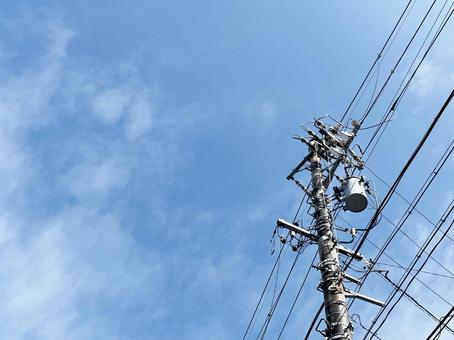 電柱と電線と空 電柱と電線と空の写真