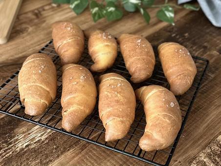 塩パン 塩パン,パン,焼きたてパンの写真素材