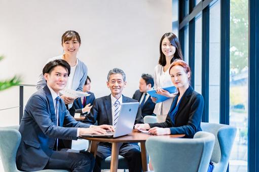 ミーティングをするビジネスパーソン ミーティングをするビジネスパーソン 人事,ビジネスカジュアル,ビジネスパーソンの写真素材
