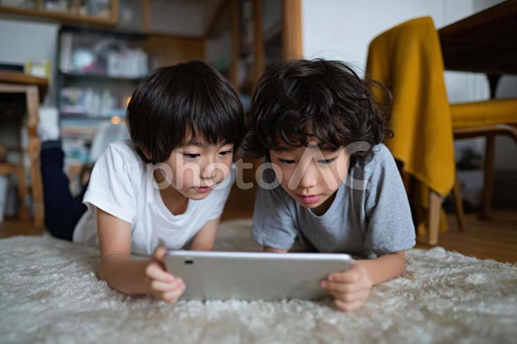 タブレットを一緒に見る二人の子供 子供,男の子,夏休みの写真素材