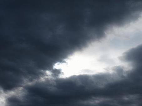 黒雲を抜けると向こう側は白雲 黒雲を抜けると向こう側は白雲の写真