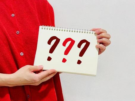 ご相談はこちらまで(赤い服の女性) ご相談はこちらまで(赤い服の女性) 女性,わからない,クエスチョンの写真素材