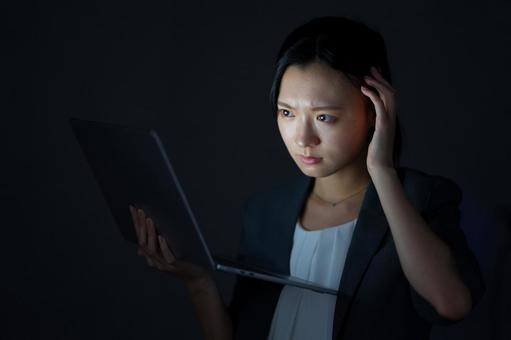 女性がノートPCを持って手を挙げる 女性,ノートパソコン,持つの写真素材