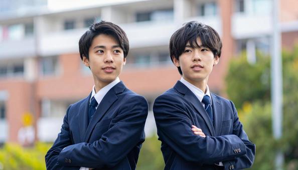 ライバル 腕を組んでにらみ合う学生二人 ライバル 腕を組んでにらみ合う学生二人の写真