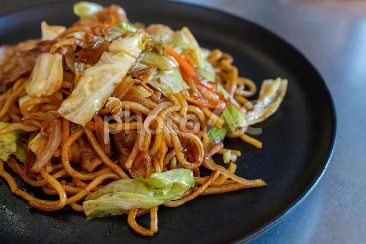 日差しが差し込む食卓の焼きそば 焼きそば,麺類,キャベツの写真素材