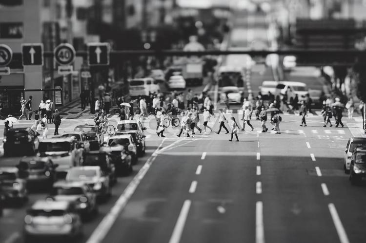 横断歩道を渡る人々と都市風景 ビジネスイメージ 横断歩道,人,人々の写真素材