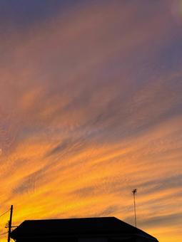 夕空と家と電柱 夕空と家と電柱の写真