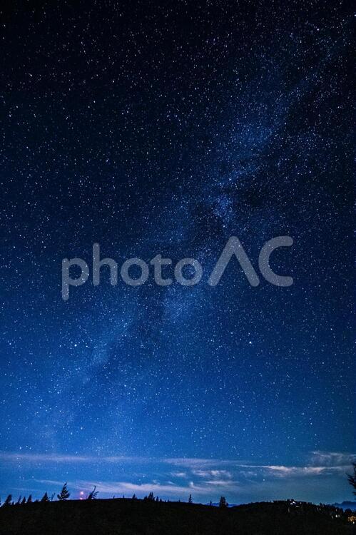 沈む銀河（夏の大三角） 天体写真,銀河,銀河系の写真素材