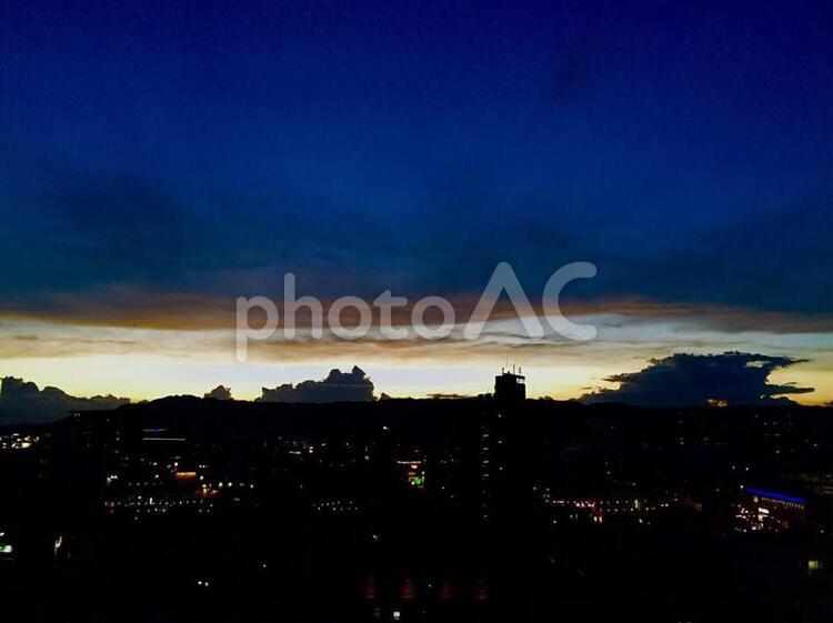 夕暮れ 街,夕暮れ,雲の写真素材