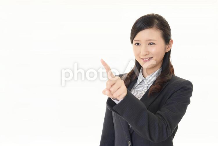 指示する笑顔のビジネスウーマン 女性,ビジネスウーマン,女の写真素材