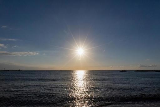 海を照らす眩しい太陽の光_太陽真ん中 海を照らす眩しい太陽の光_太陽真ん中の写真
