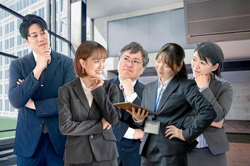 悩むビジネスチーム 悩むビジネスチーム ビジネスチーム,打ち合わせ,会議の写真素材