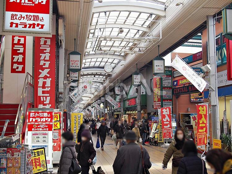 冬のアーケード商店街 アーケード,高槻センター街,商店街の写真素材