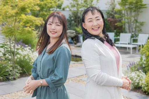 爽やかな女性たち 女性,笑顔,親子の写真素材